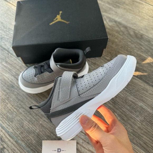 Brand New Air Jordan Max Aura 5 Toddler’s shoes “Grey” - Picture 4 of 10